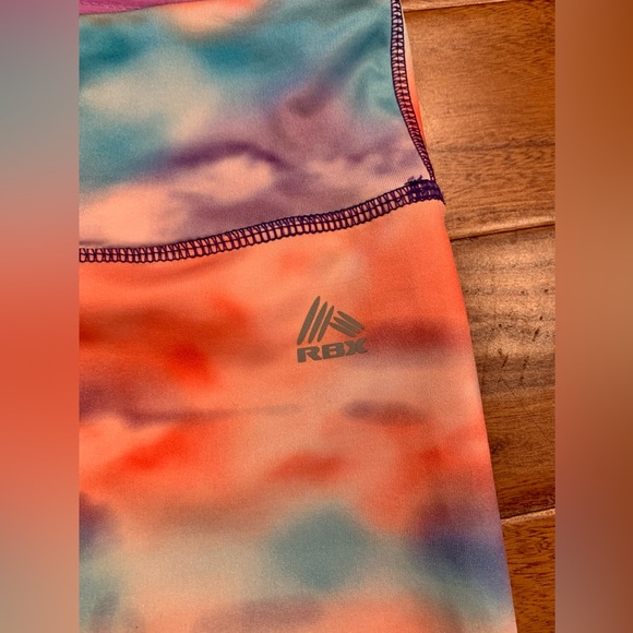 Bundle of 4 workout leggings. Size Medium - Picture 3 of 14